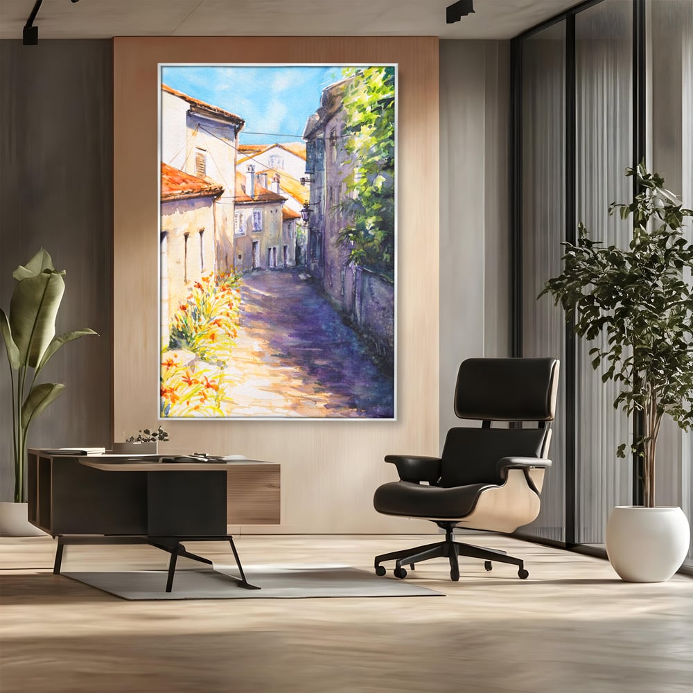 Tablou canvas cu pictura acuarela straduta insorita, in rama de aluminiu argintiu, pe perete intr-un birou